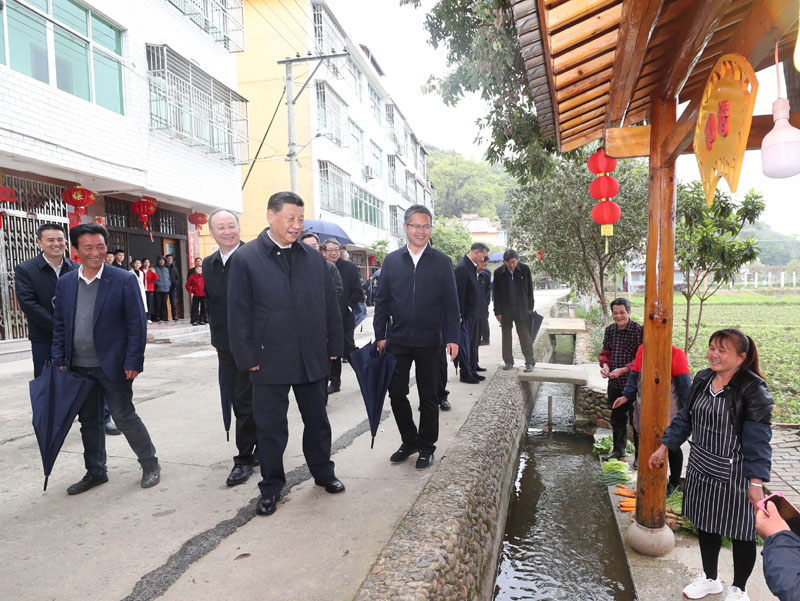 3月22日至25日，中共中央总书记、国家主席、中央军委主席习近平在福建考察。这是23日下午，习近平在三明沙县夏茂镇俞邦村考察时，同村民亲切交流。新华社记者 王晔 摄