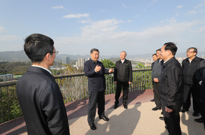 3月22日至25日，中共中央总书记、国家主席、中央军委主席习近平在福建考察。这是24日下午，习近平在福州福山郊野公园观景平台，听取城市生态公园规划建设、城市水系综合治理情况汇报。新华社记者 王晔 摄