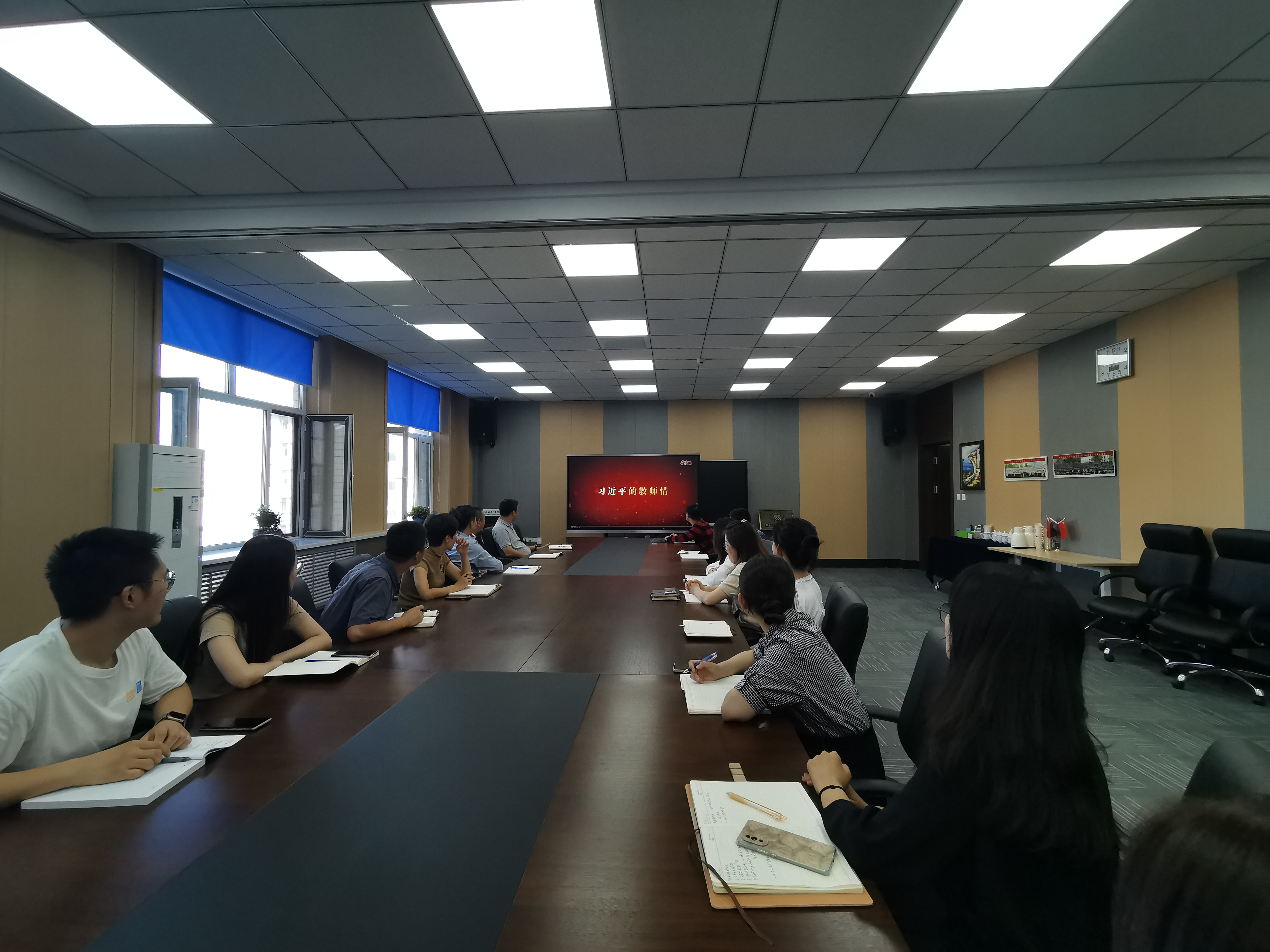 0909中心组学习(2).jpg